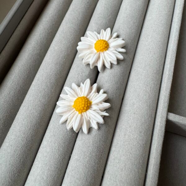 rankų darbo auskarai ramunių žiedai iš polimerinio molio