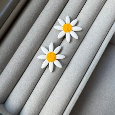 rankų darbo ramunių auskarai iš polimerinio molio