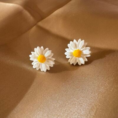 Rankų darbo auskarai Ramunėlės iš polimerinio molio