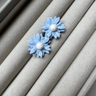 Rankų darbo ramunėlės auskarai iš polimerinio molio